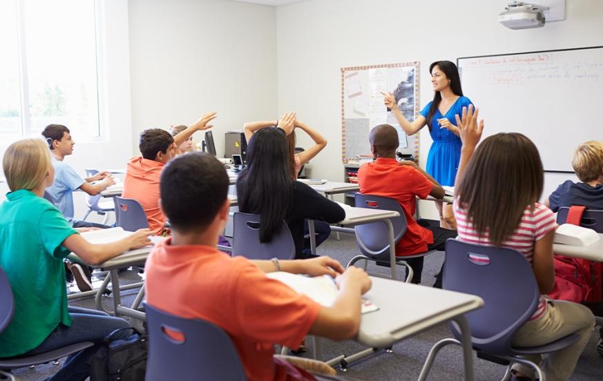 Para to teacher 学生教学 in front of classroom